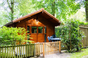 Huisdiervriendelijk houten huisje in het groen